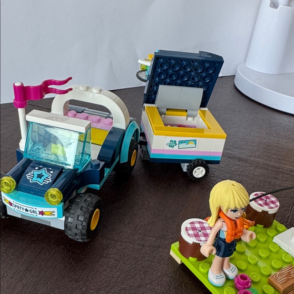 LEGO Friends 41364 Stephanie’s Buggy and Trailer - Picture 5 of 6